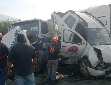 Chocan tres tráileres y camioneta; dejan caos