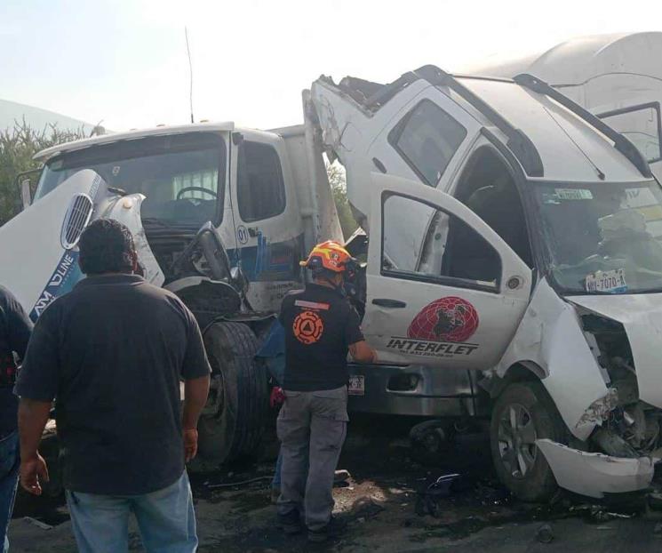 Chocan tres tráileres y camioneta; dejan caos