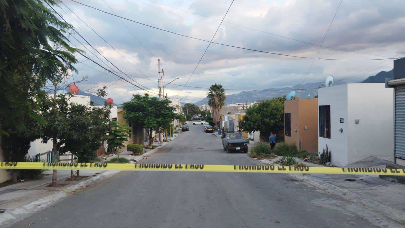 Un pistolero toca la puerta de una vivienda ubicada en la Colonia Hacienda del Sol, en el municipio de García, y al salir el propietario lo asesinó de un solo disparo en la cabeza.