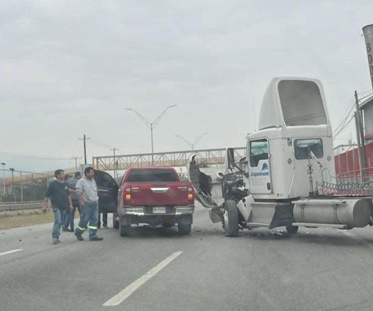 Deja choque caos vial en la Nacional