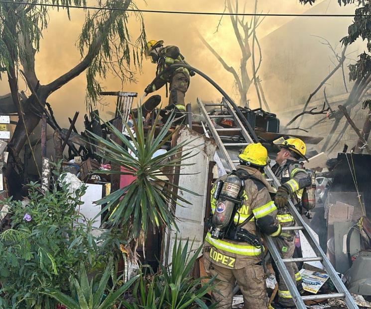 Arde vivienda repleta de basura