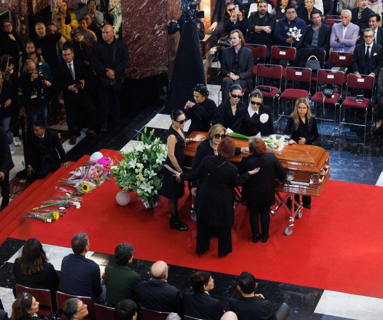 Homenajean a Silvia Pinal en Palacio de Bellas Artes 