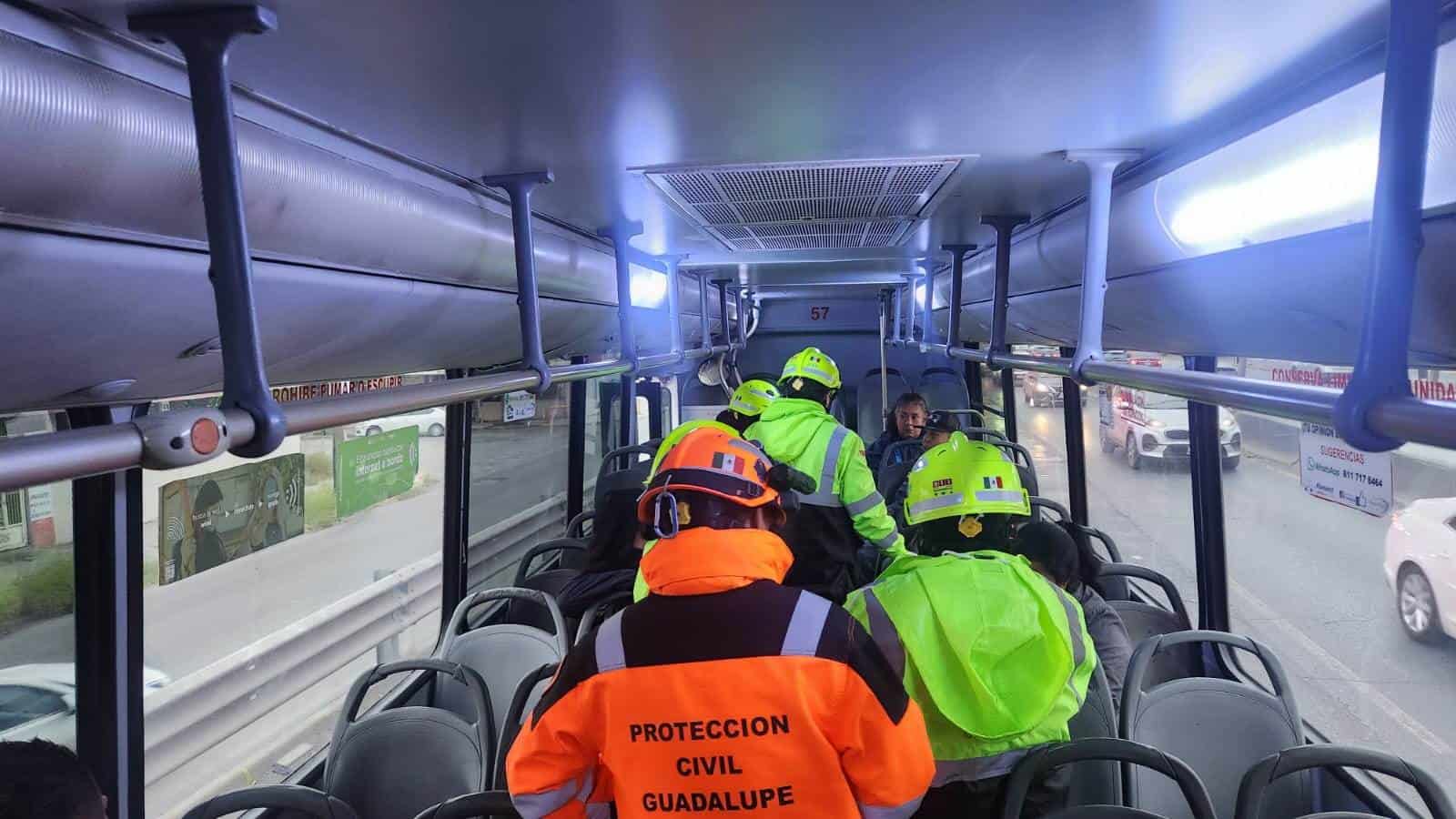 Al menos 10 lesionados dejó el choque de un Ruta 611 San Andrés contra un tráiler de plataforma que transportaba rollos de acero, ayer en la Avenida Miguel Alemán, municipio de Guadalupe.