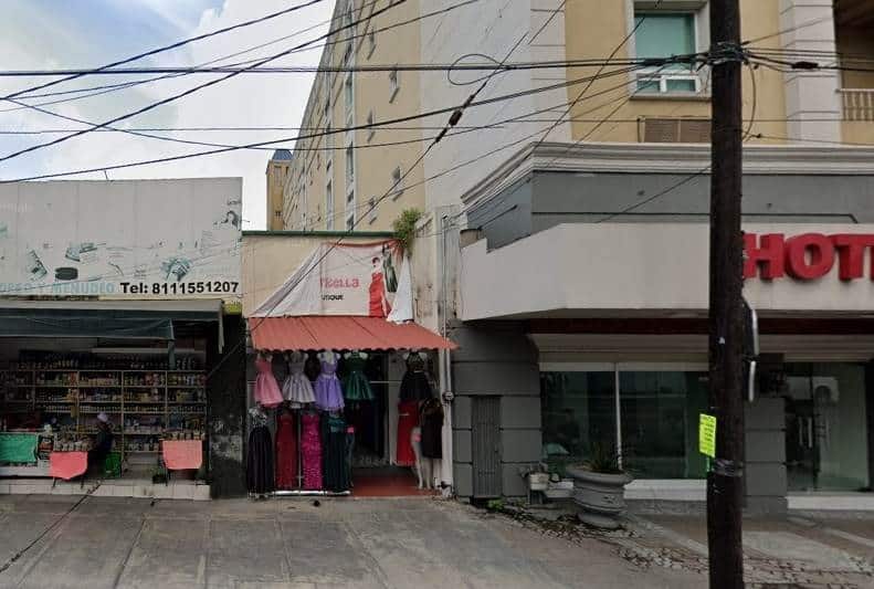 Elementos de la Agencia Estatal de Investigaciones, indagan un robo cometido en el interior de una boutique, ubicada en la zona centro de Monterrey.