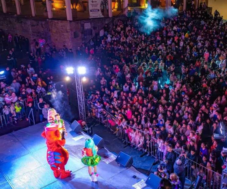 Realizan en Santiago encendido del Pino y la Villa Nadeña