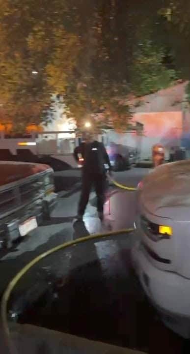 El incendio de una camioneta en calles de la Colonia Jardín Español, movilizó la  madrugada de ayer a elementos de Protección Civil de Monterrey.