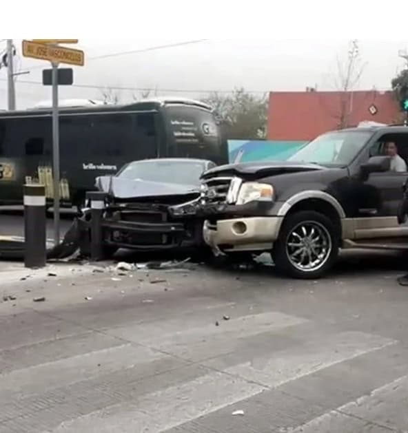 Una persona lesionada y cuantiosas pérdidas materiales, fue el saldo que dejó un choque múltiple, registrado en la zona centro del municipio de San Pedro.