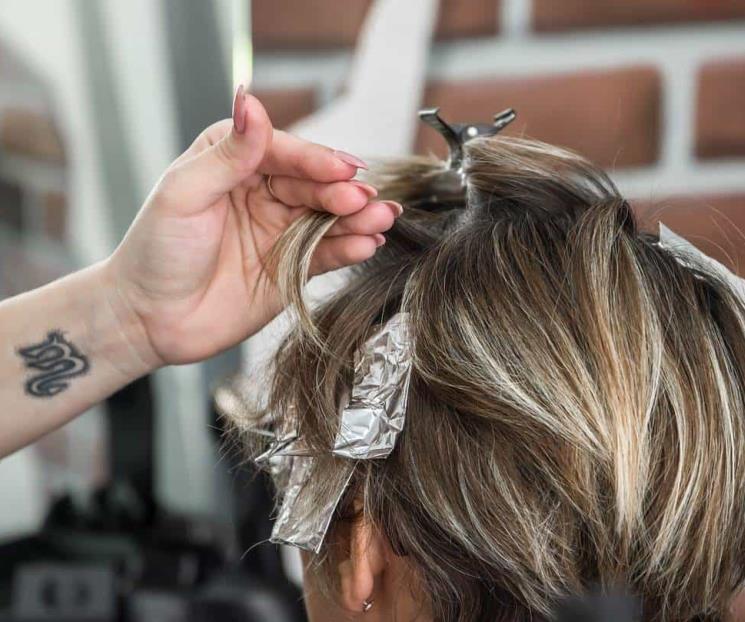 Tips para cuidar el cabello antes y después de la decoloración