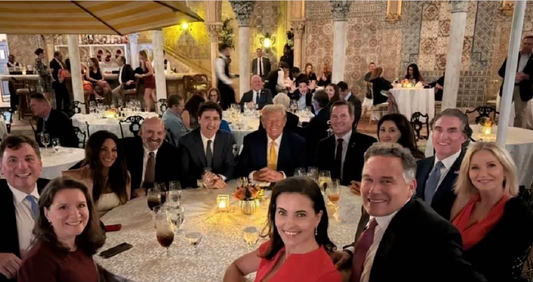 Divertido gesto de menor en foto de la cena entre Trump y Trudeau