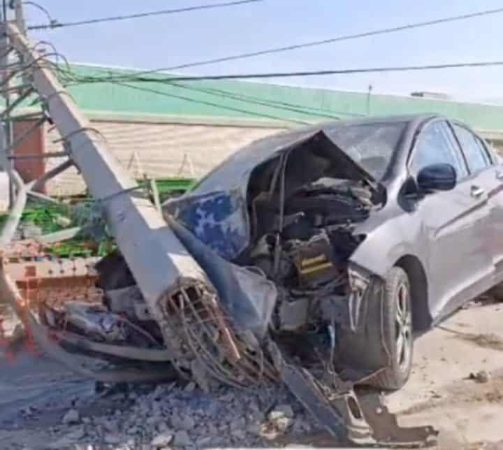 Auto se estrella contra poste y lo derriba