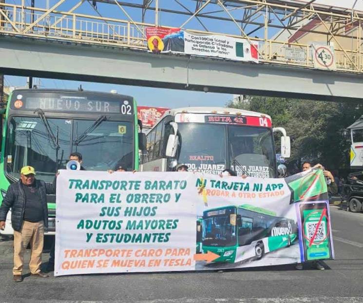 Bloquean avenida en protesta por ´tarifazo´