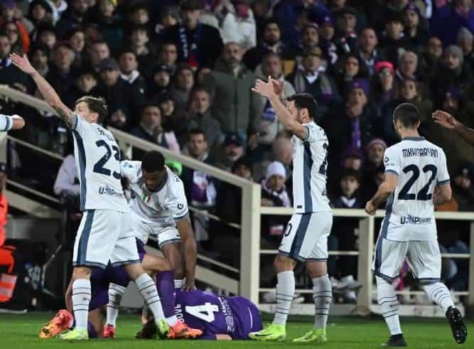 Se desploma jugador de la Fiorentina; se encuentra estable