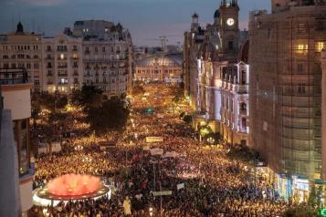 Se manifiestan miles en Valencia para exigir la dimisión de Carlos