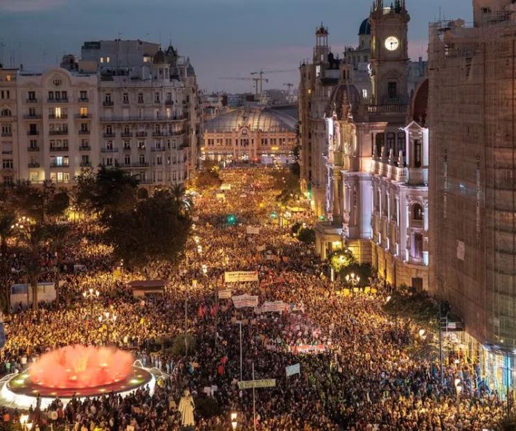 Se manifiestan miles en Valencia para exigir la dimisión de Carlos