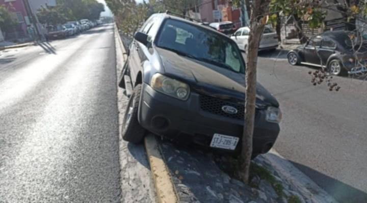 Pierde control de auto y sube a camellón en San Pedro