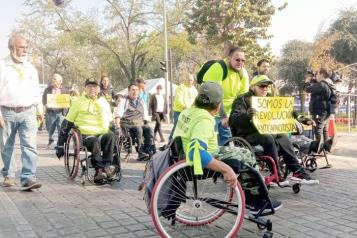 Toman las calles discapacitados pidiendo atenci&oacute;n de autoridades