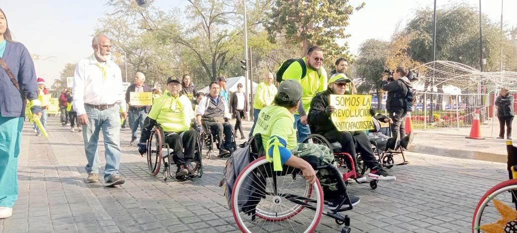 Toman las calles discapacitados pidiendo atención de autoridades