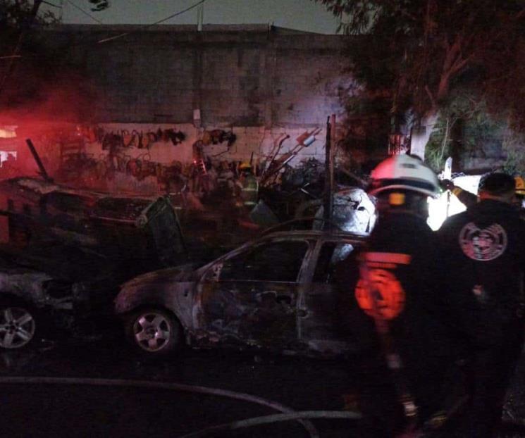 Acaba incendio con tres autos