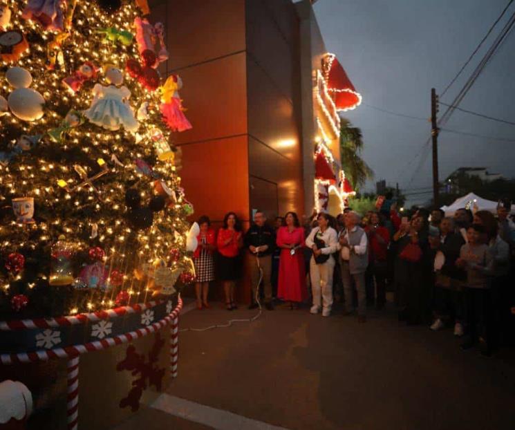 Realizan en la Sección 21 el tradicional encendido del Pino Navideño