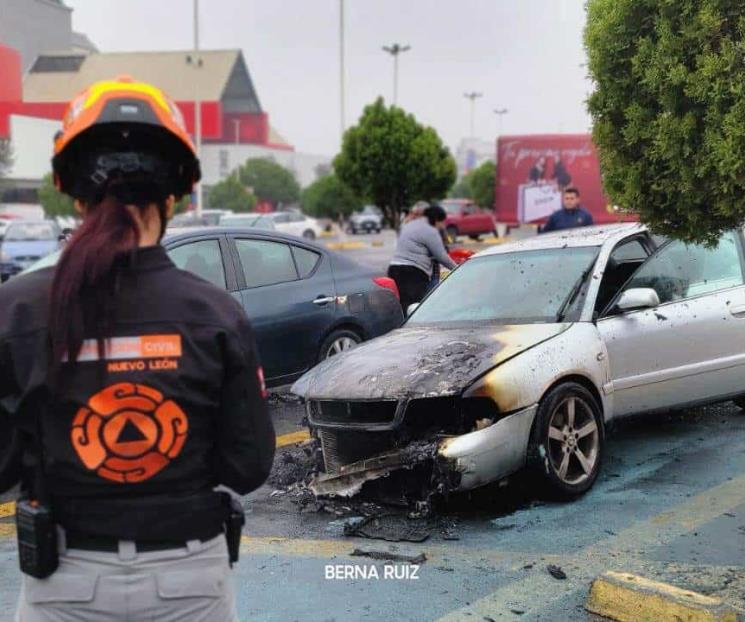 Se incendia auto en centro comercial