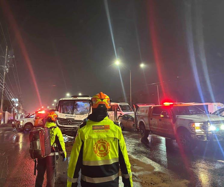 Choque entre transportes de personal deja 6 heridos en Juárez