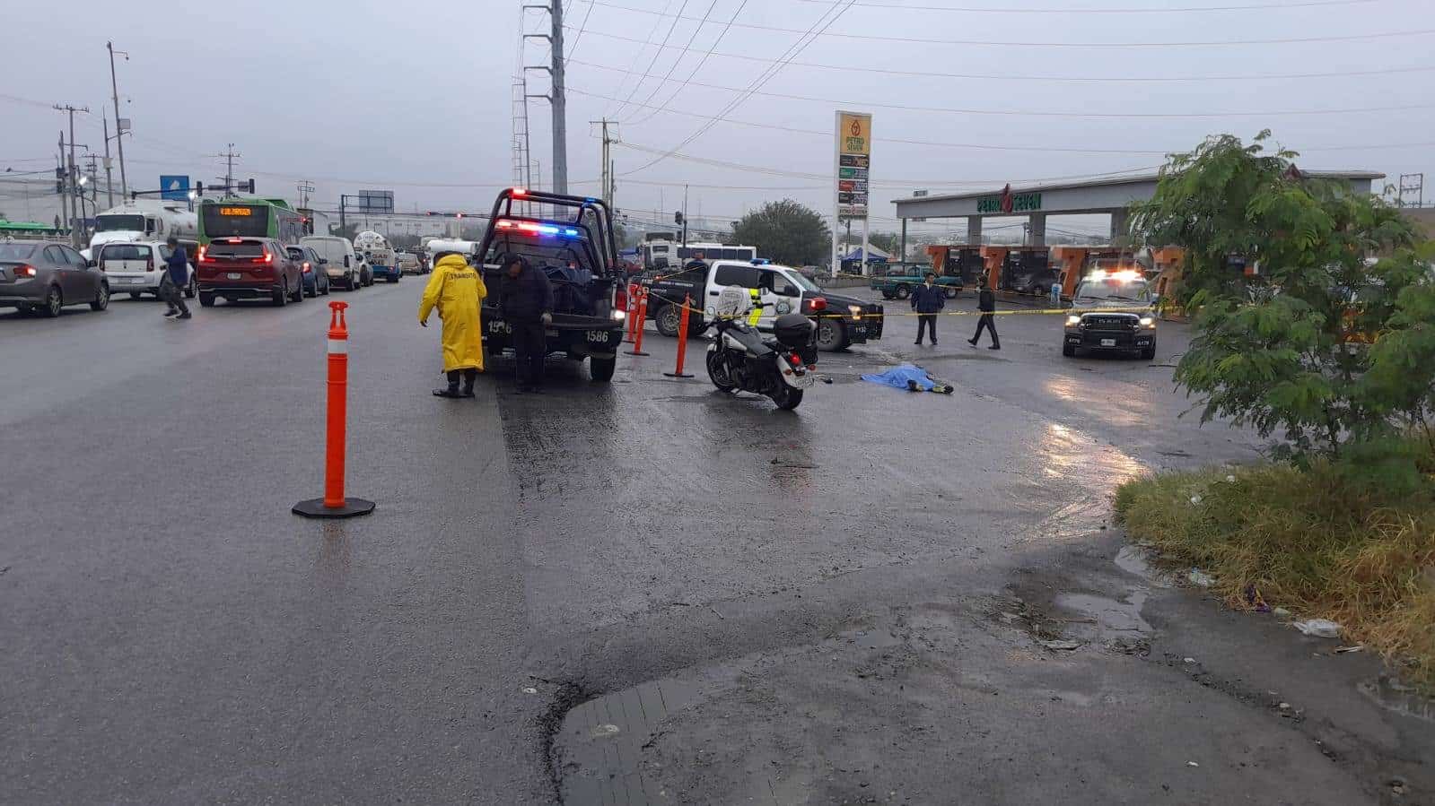 Una trabajadora murió atropellada por un tractocamión en el momento en que cruzaba la Carretera Juárez-Apodaca, ayer municipio de Apodaca