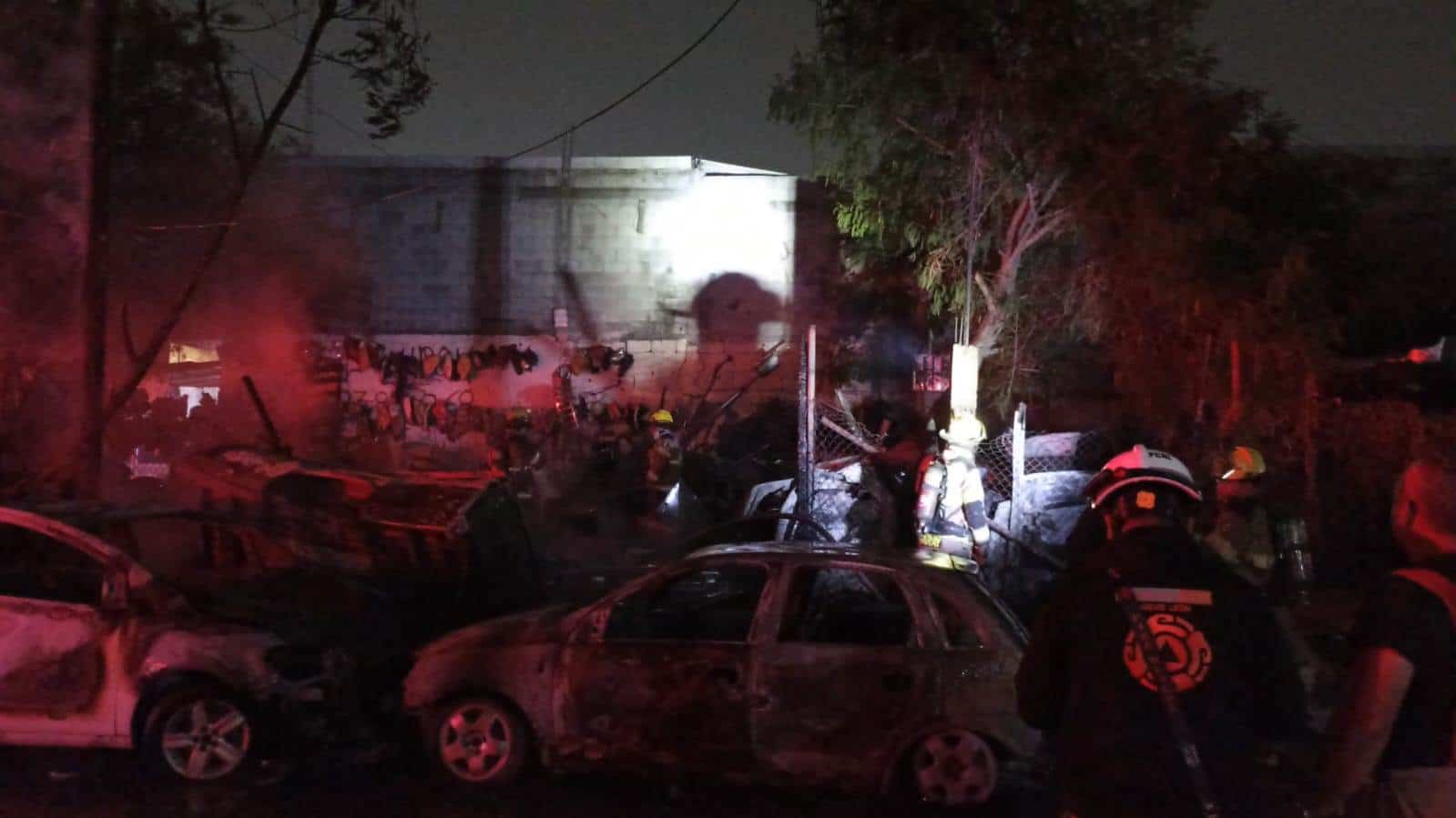 Tres autos estacionados en un yonque fueron consumidos por las llamas ayer en el Colonia San Bernabé, sin que se reportaran lesionados.