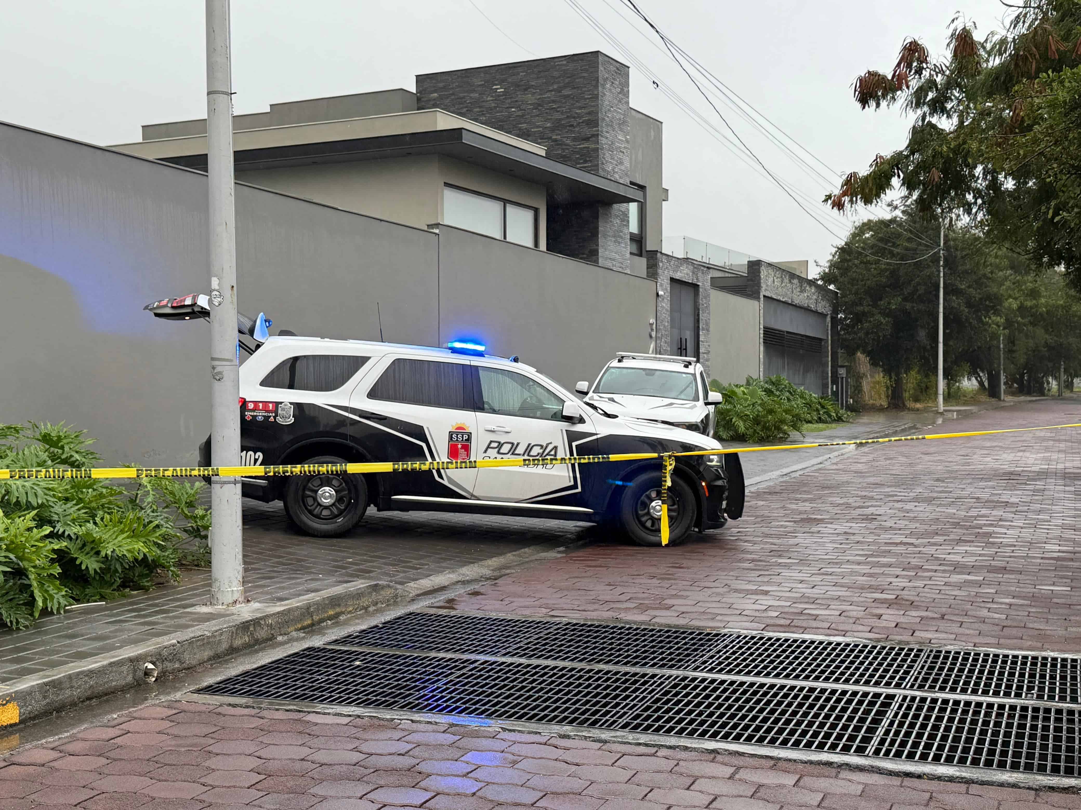 Cuando se desplazaba en su vehículo un hombre fue acribillado a balazos por delincuentes que tras ejecutarlo, le dejaron un narcomensaje, en San Pedro.