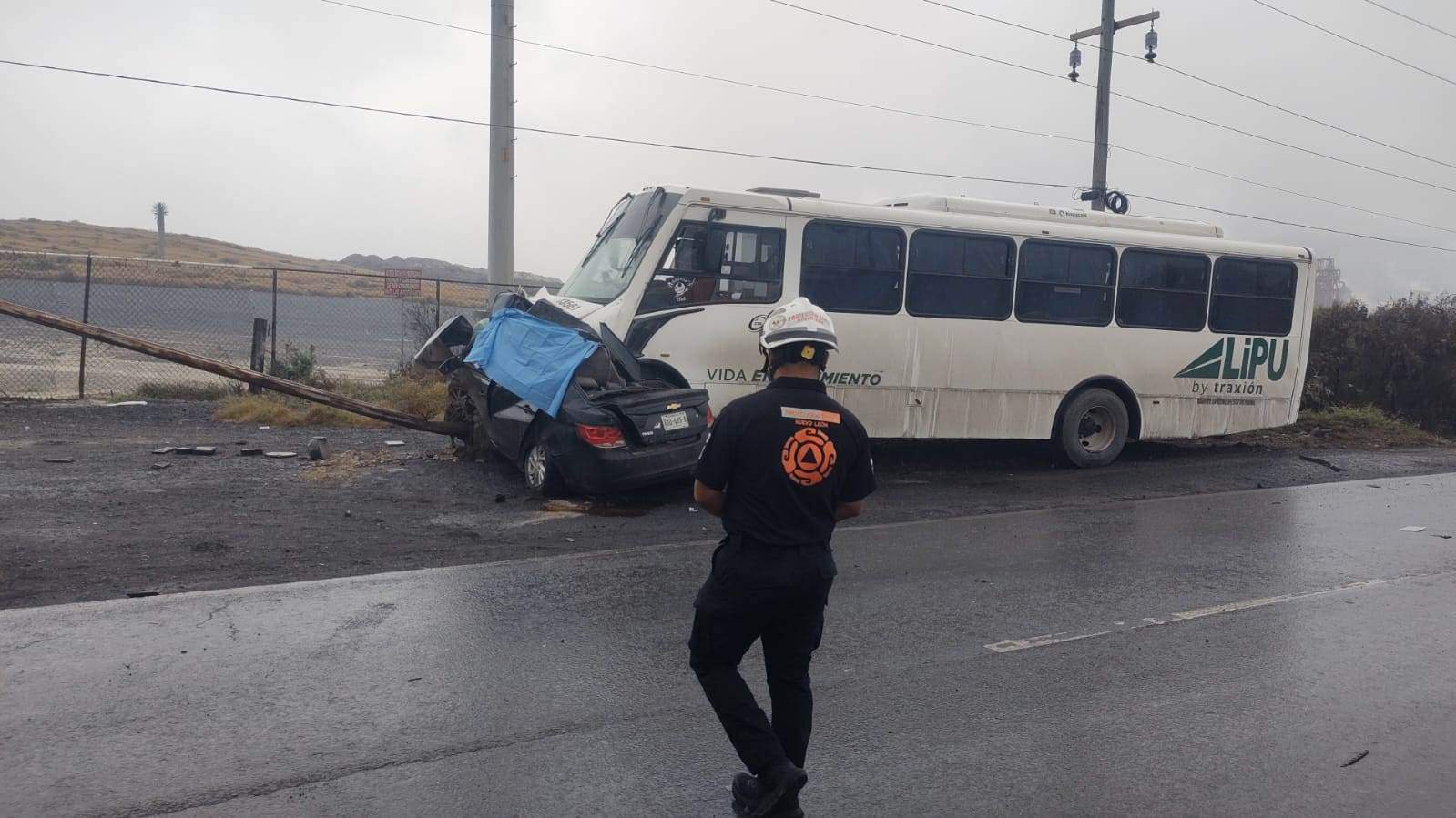 El conductor de un vehículo falleció prensado luego de un accidente con un transporte de personal, ayer en la Carretera a García.