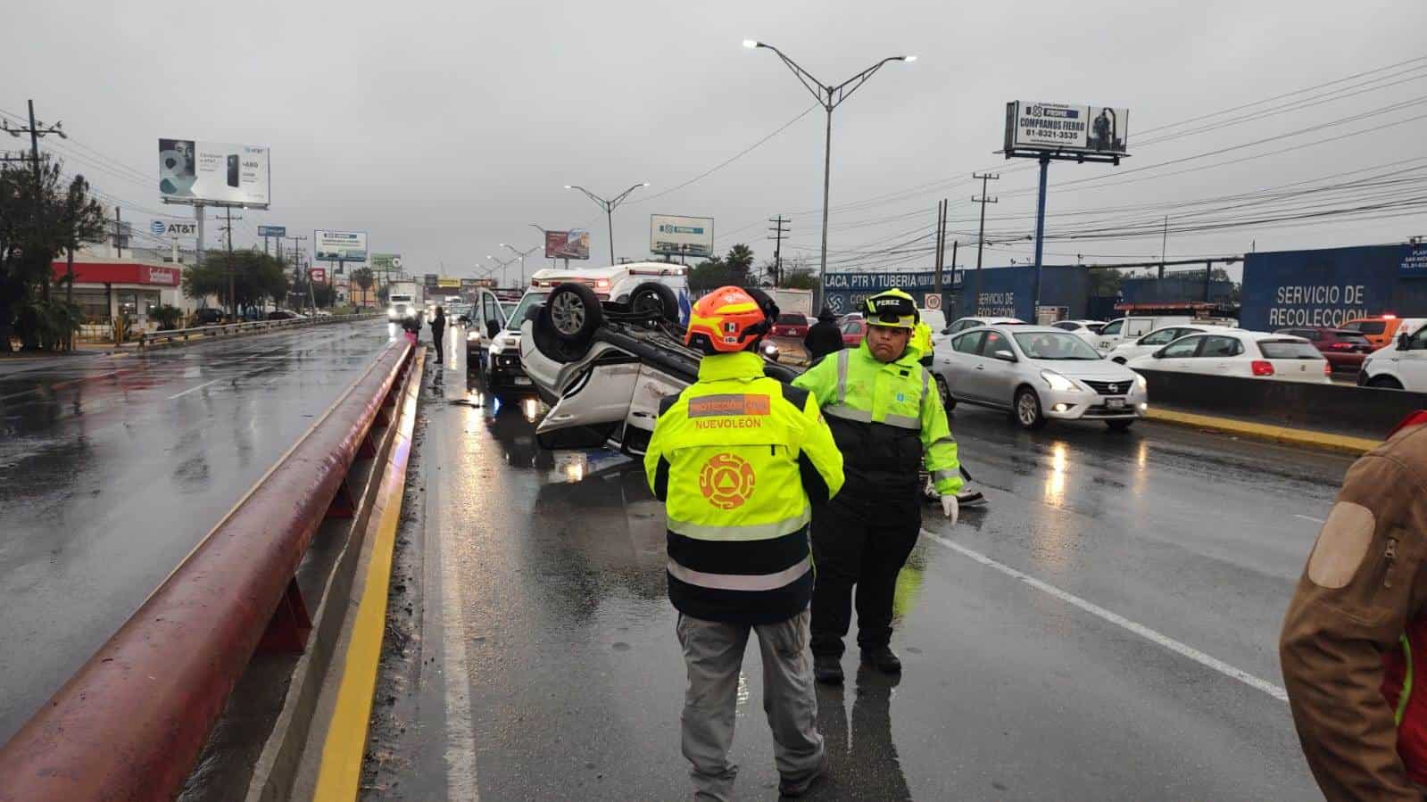 El conductor de un vehículo resultó lesionado luego de estrellarse en el barandal de protección de un puente y terminar volcado en la Avenida Miguel Alemán, ayer en el municipio de Apodaca.