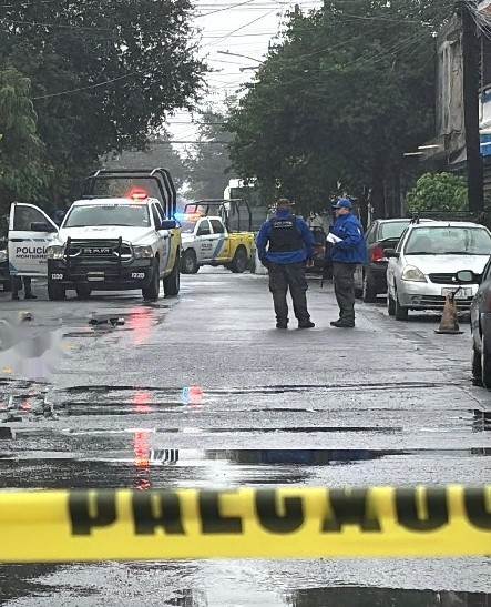 Luego de retirar efectivo de un banco y bajar de su camioneta para ingresar a su domicilio, un hombre fue atacado a balazos para despojarlo del dinero, al oriente de Monterrey.