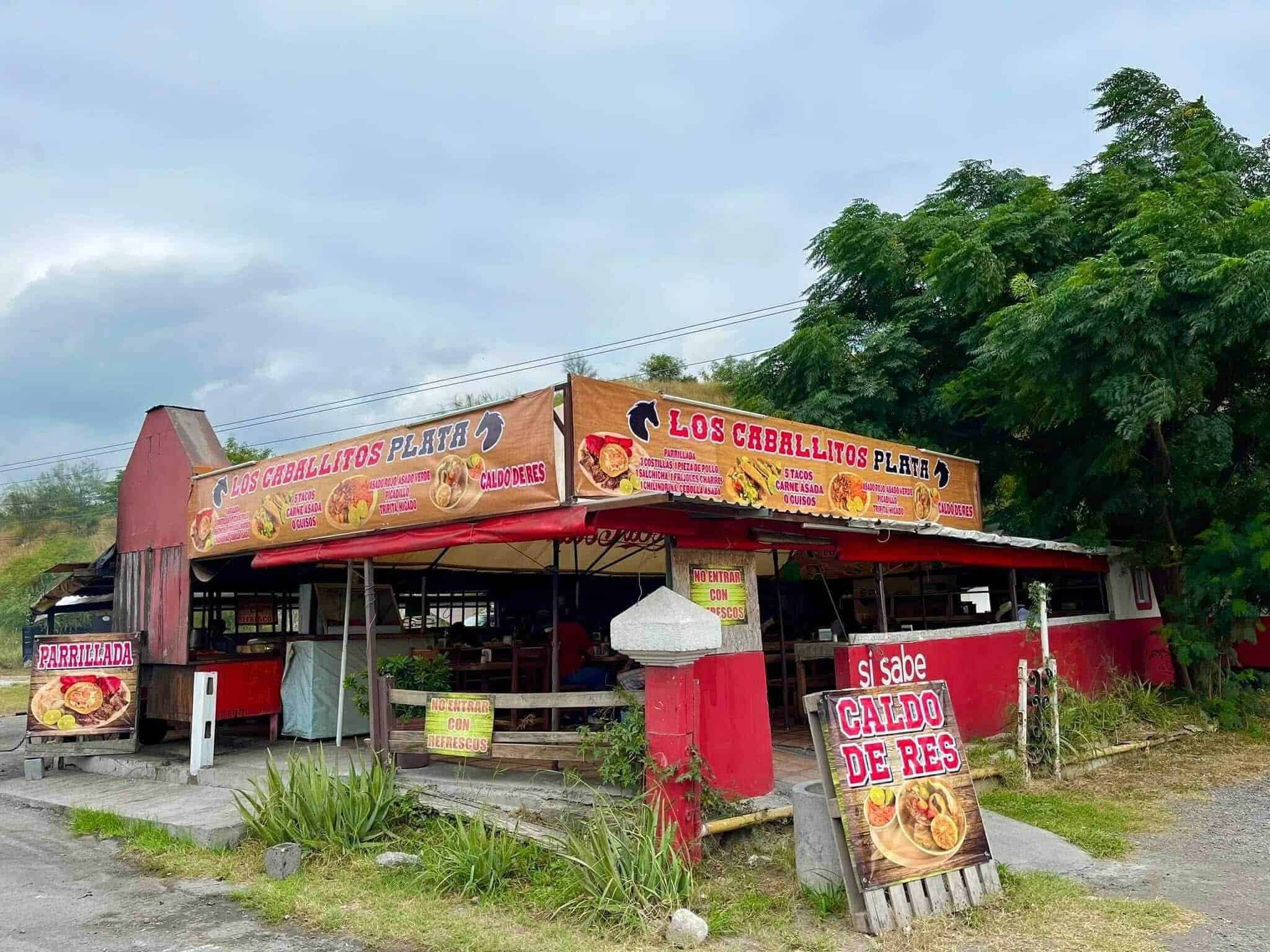 Elementos de la Agencia Estatal de Investigaciones, buscan a dos delincuentes, que asaltaron con lujo de violencia, a clientes y empleados de un restaurante ubicado en el municipio de Santa Catarina.