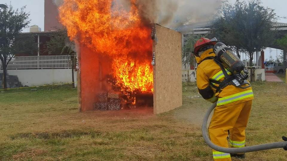 La Dirección de Protección Civil y Bomberos de Juárez (PCBJ), llevó a cabo un simulacro de incendio en casa habitación a causa de un pino navideño en las instalaciones de la Escuela Secundaria No. 12 Turno Vespertino.