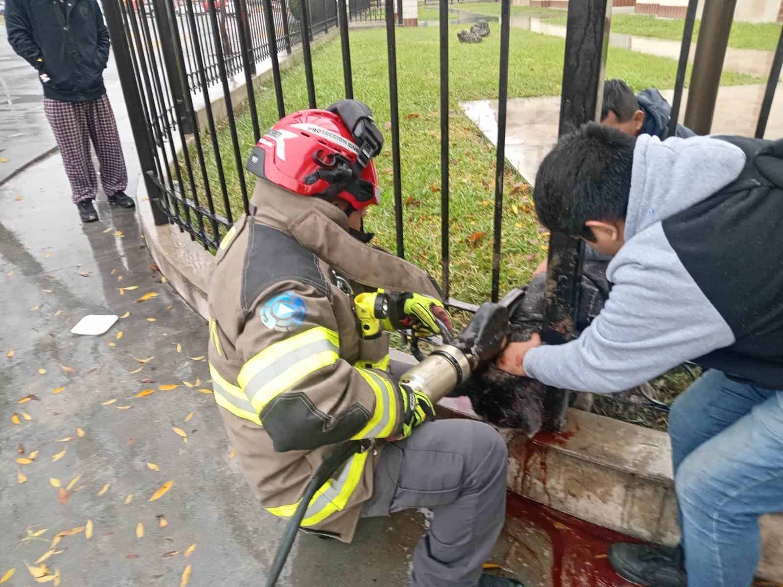 Elementos de Protección Civil rescataron a un perro que se atoró en el barandal de una iglesia, ayer en el Barrio Topo Chico, al norte de Monterrey.