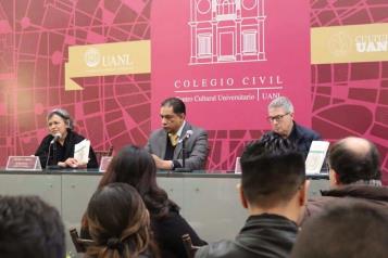 Presentan libro conmemorativo del bicentenario de la Rep&uacute;blica