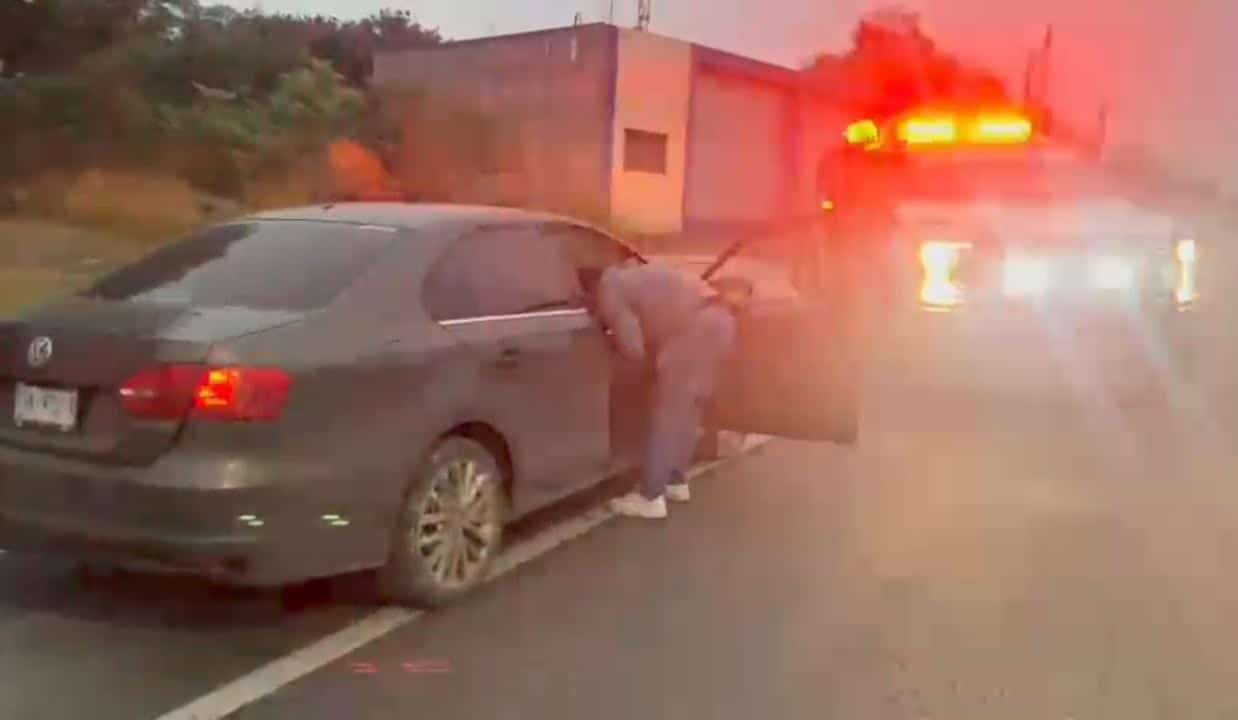 Ante el aparente exceso de velocidad, un conductor perdió el control de su auto y terminó estrellarse contra una pared y resultó con diversas lesiones, ayer en la Carretera Nacional a la altura de la Comunidad Lazarillos, municipio de Allende.