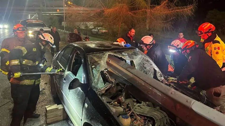 Un hombre se salvó en forma milagrosa, luego de chocar contra el camellón central de la Autopista al Aeropuerto, lo que ocasiono que la estructura metálica de protección se incrustara en su vehículo en el municipio de Apodaca.