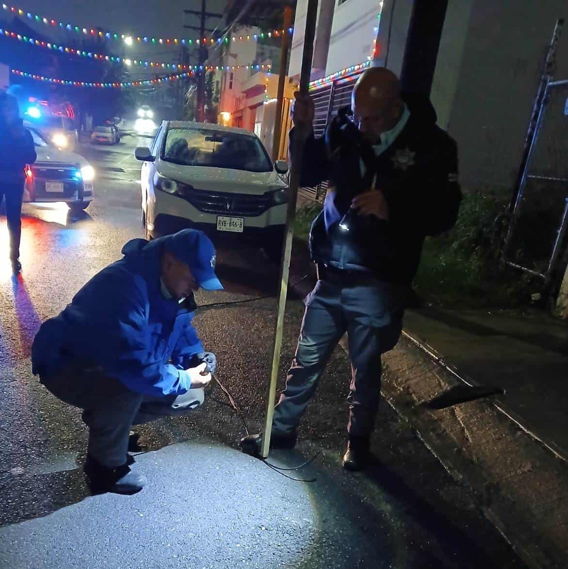 Oficiales de la Policía de Monterrey evitaron una tragedia, al ser alertados mediante un chat vecinal, sobre un cable electrificado que fue derribado en un accidente vial, por lo que actuaron de inmediato al tomar medidas preventivas y no poner en riesgo a la población.