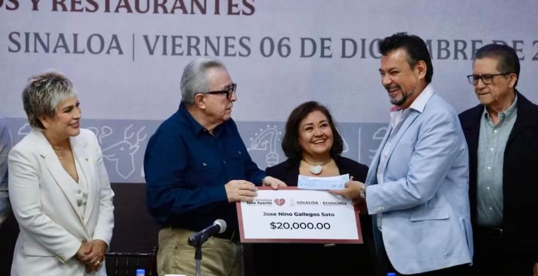 Rubén Rocha entrega apoyos a comerciantes de Sinaloa