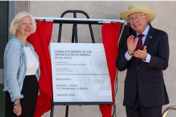 Ken Salazar: La soluci&oacute;n migratoria est&aacute; en el sur