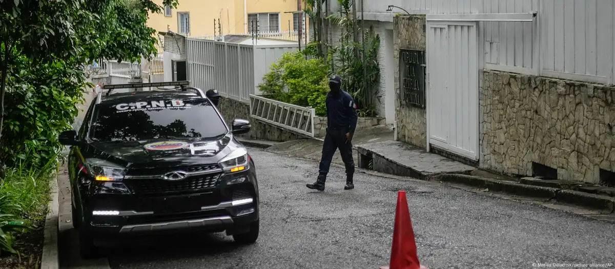 Exige Argentina salvoconductos para venezolanos en embajada