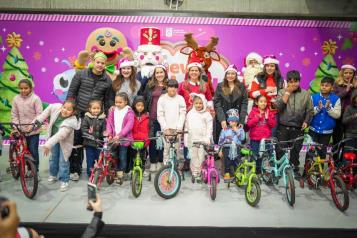 Reciben menores juguetes en Macrocentro