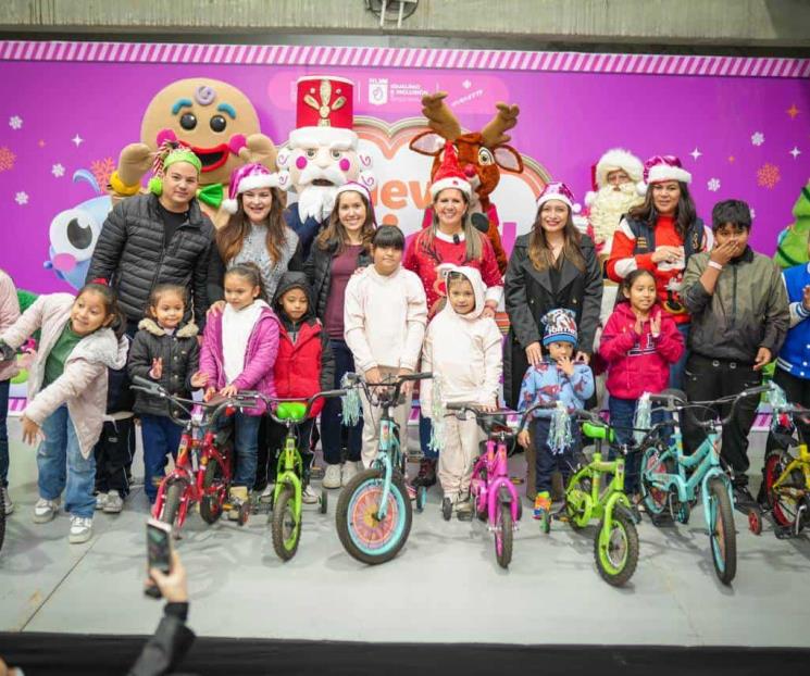 Reciben menores juguetes en Macrocentro