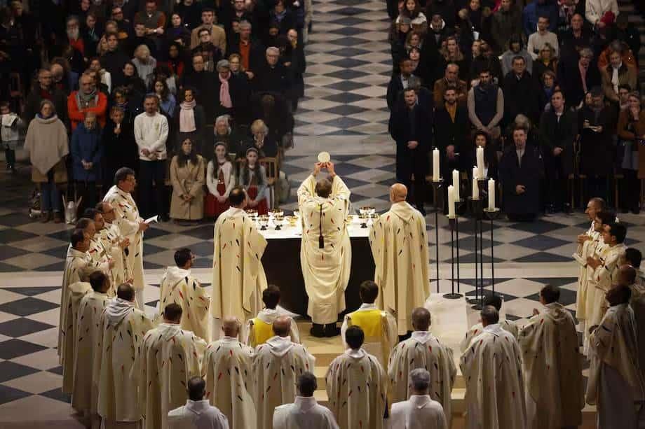 Notre Dame celebra primera misa tras la restauración por incendio