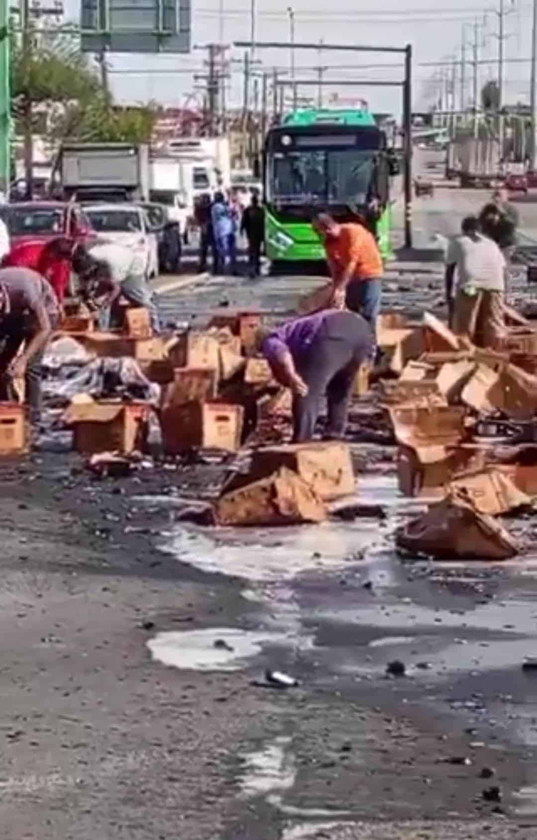 El conductor de un  tráiler participó en un accidente al querer ganarle el paso al ferrocarril, regando cientos de cerveza en el pavimento, en Guadalupe.