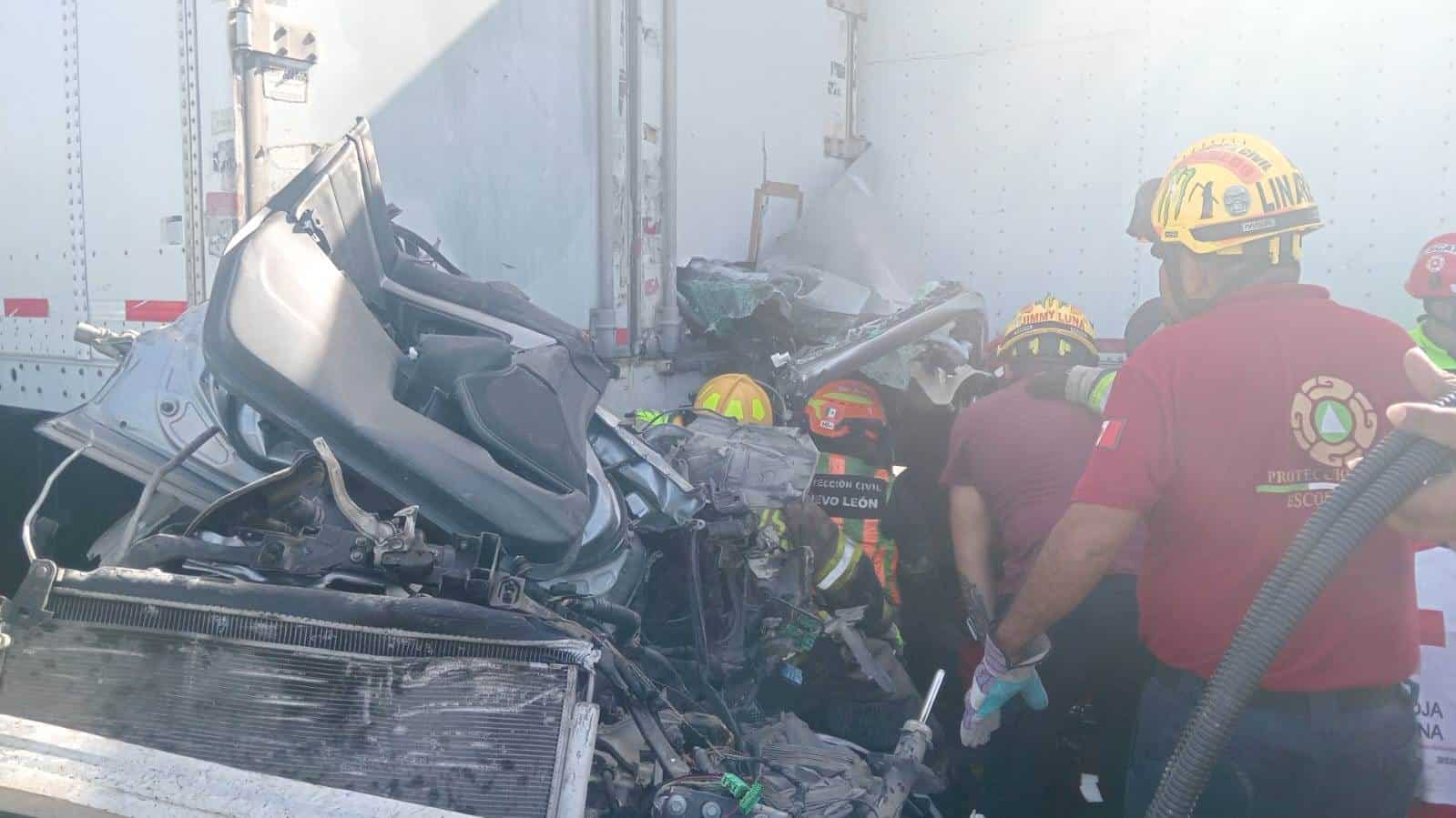 Una familia integrada por dos adultos y dos menores se salvó de morir luego de participar en un accidente múltiple entre tráileres, en Escobedo.