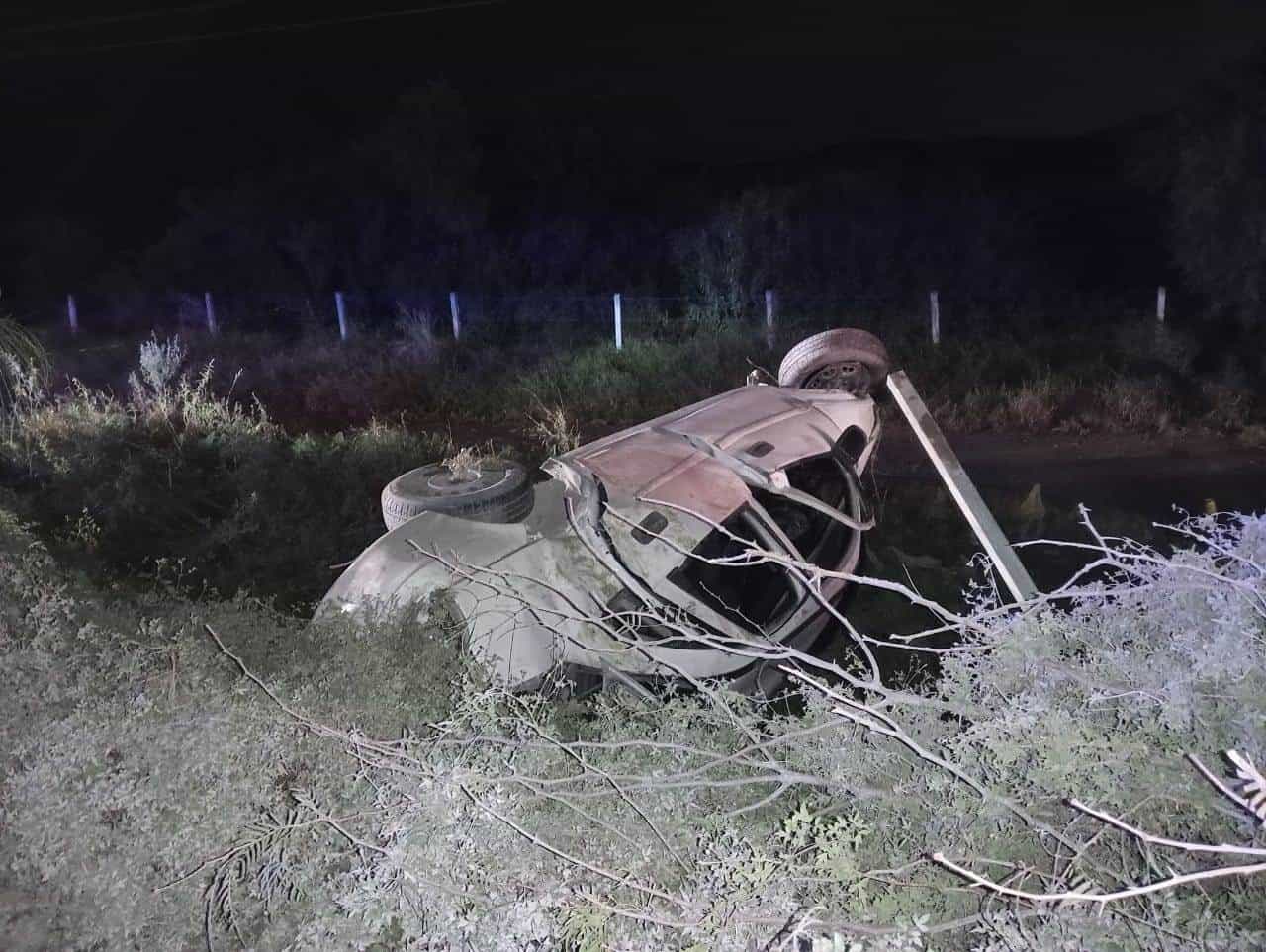 La volcadura de un auto dejó a una persona sin vida y dos lesionados, la noche del domingo en el municipio de García.