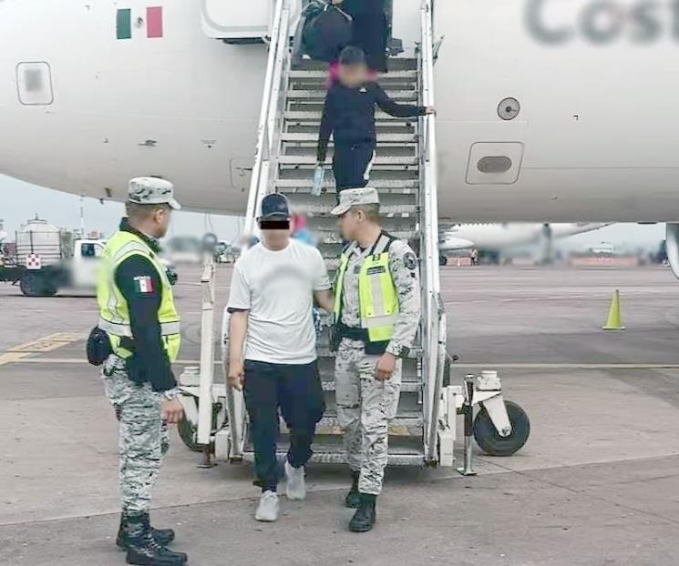 Detienen a pasajero tras intentar desviar un avión