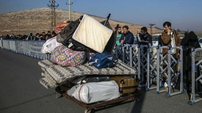 Cientos de sirios hacen fila en la frontera turca para volver a casa