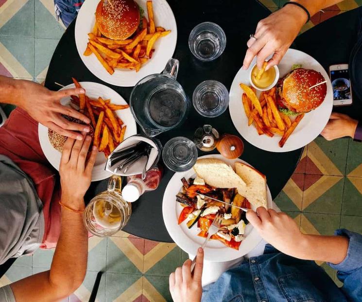 Advertencia de los expertos sobre cenar tarde